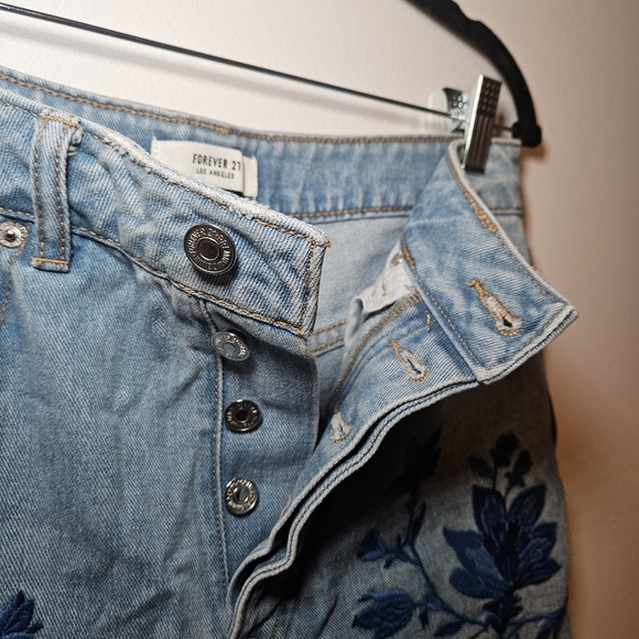 Embroidered Floral Light-Wash Forever 21 Jeans - Picture 6 of 11